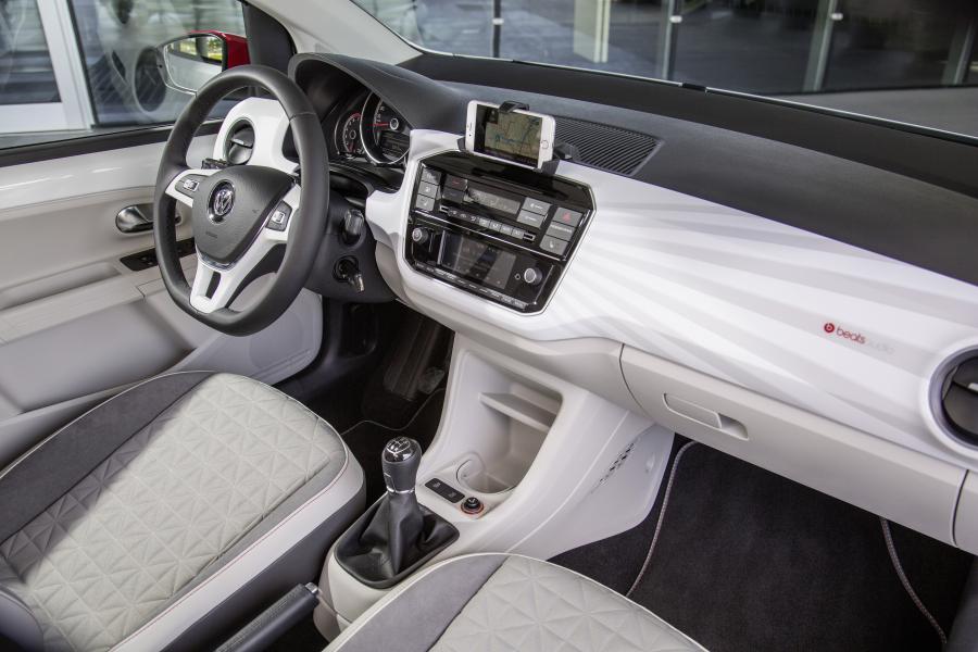 Интерьер Volkswagen up! beats 5-Door 2016 года  (фото 9 из 11)